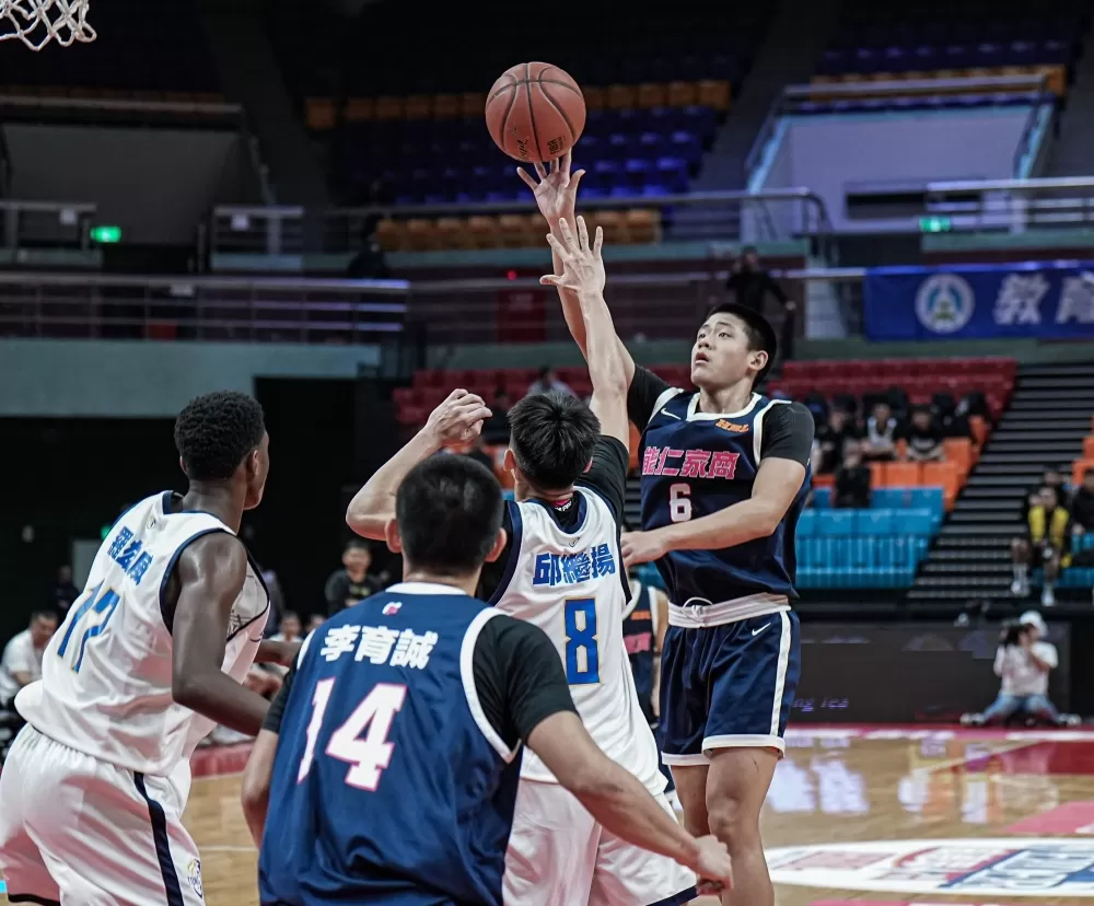 能仁三分球9投中3拿18分4籃板的喬子宸拋投。