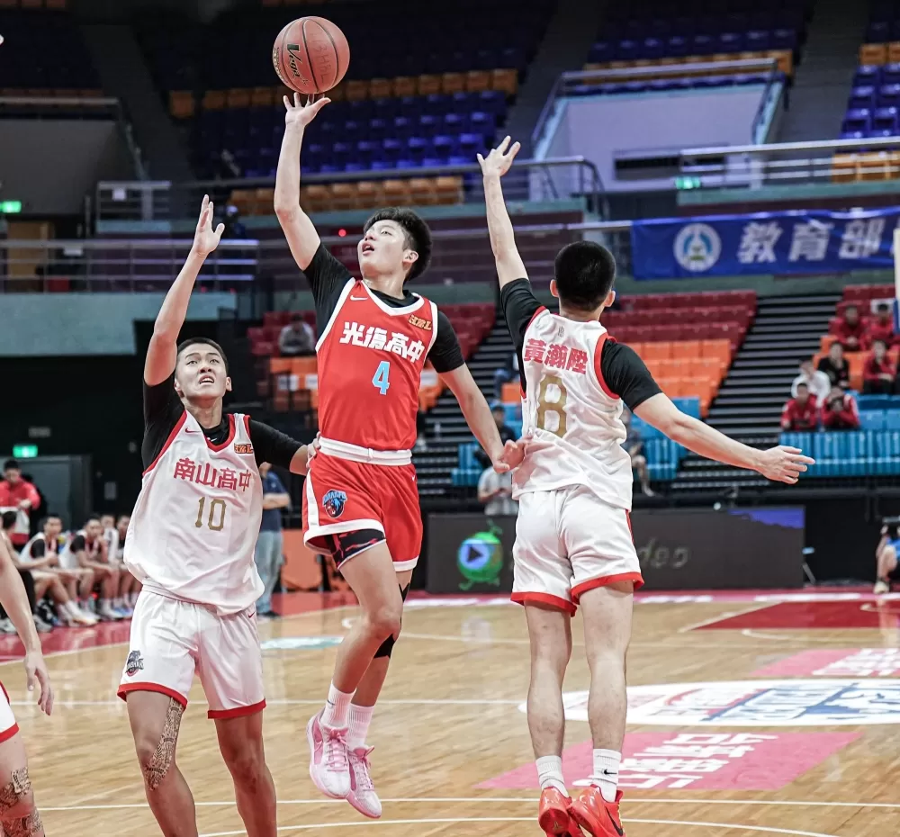 光復高一菜鳥莊立安2記三分彈拿18分2抄截。