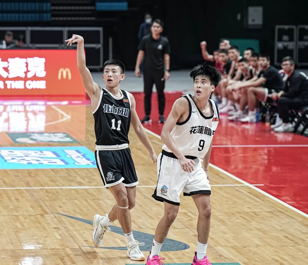北市成功盧培源最擅的三分球11投中5拿16分6籃板。