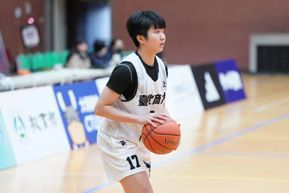 臺北商大郭又瑄15分5籃板4抄截。