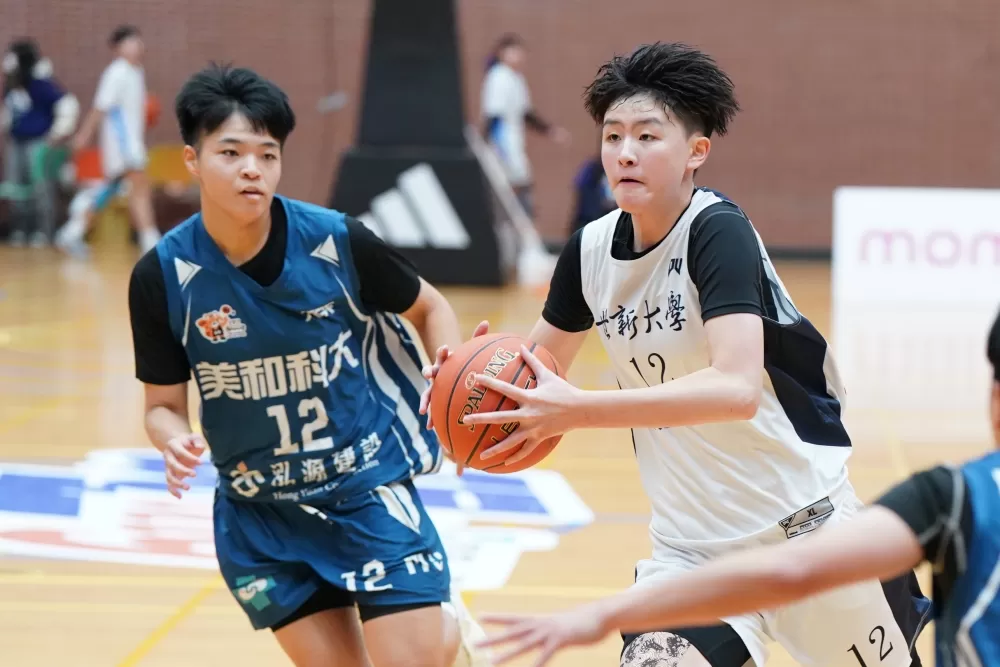 世新游沁樺達成100抄截。