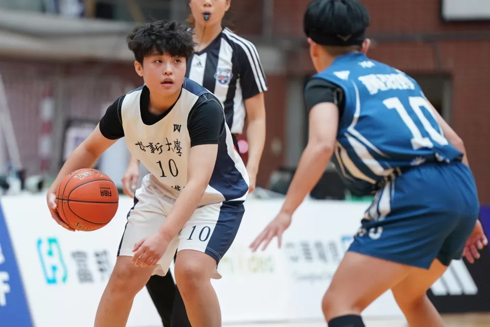 世新大學李盈潔20分全隊最高。