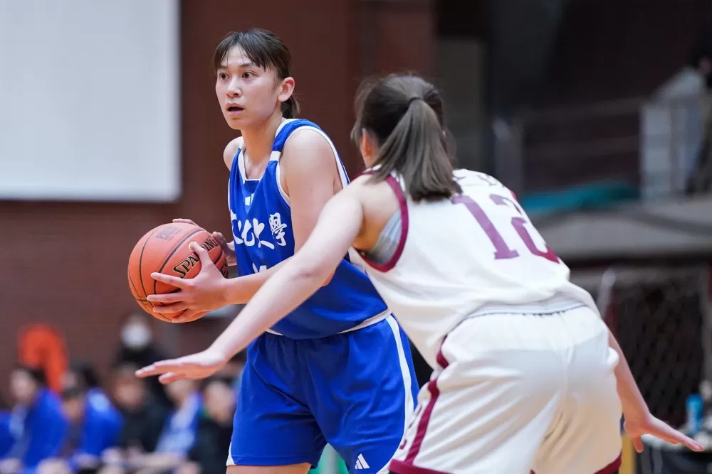 文化大學鄭慧慈(左)19分15籃板。