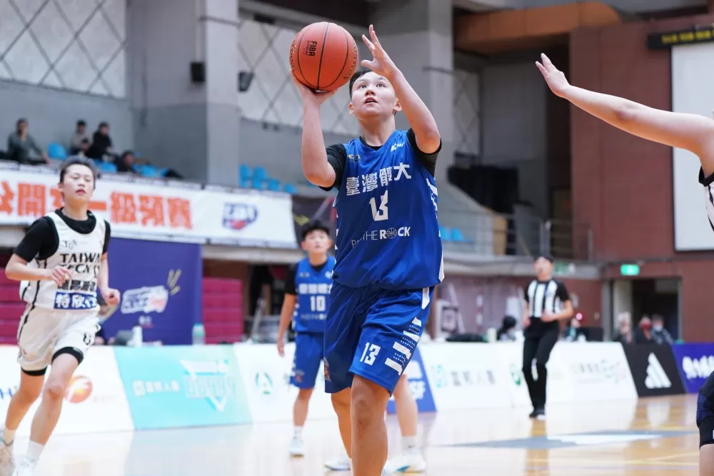 臺灣體大林莞苓攻下12分16籃板6抄截表現全面。