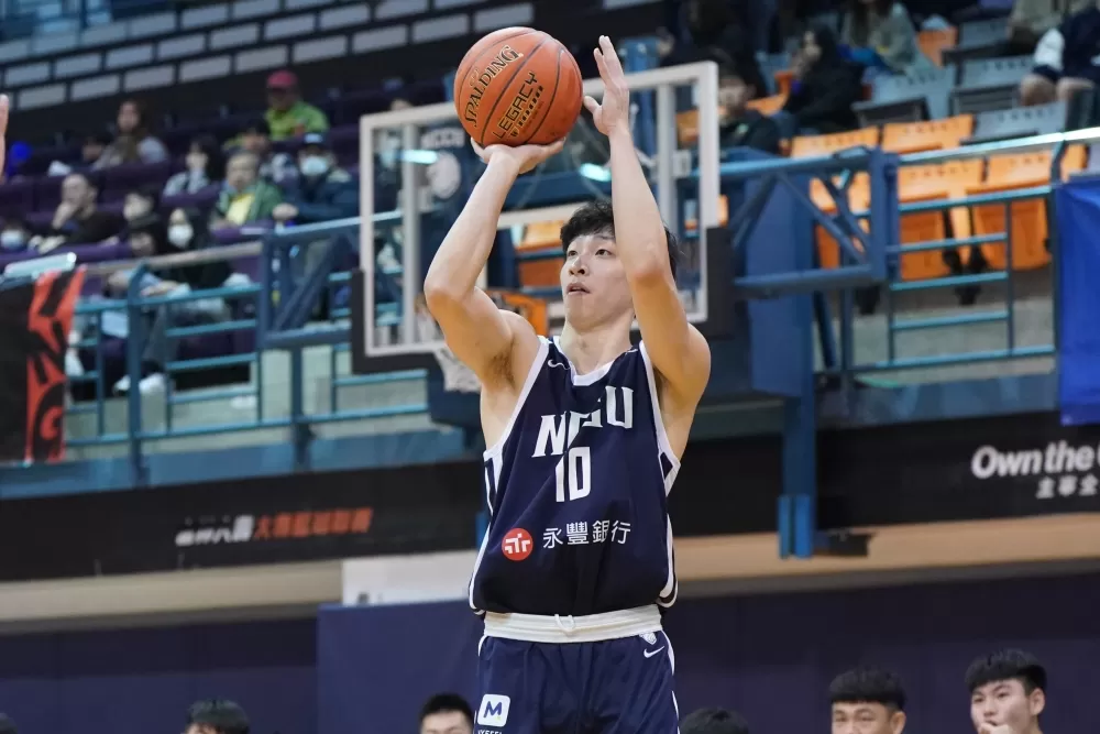 政治大學宋昕澔24分4籃板5助攻。大專體總提供。下同。錨點