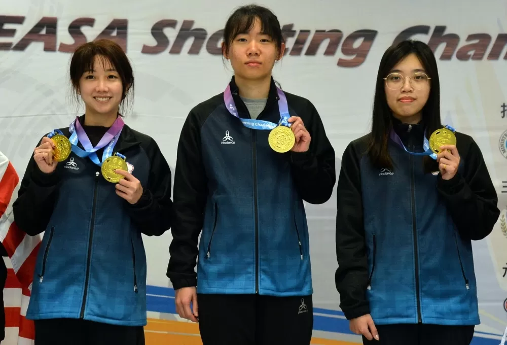 中華隊吳佳穎(左起) 、陳俞如和劉恆在女子團隊10公尺空氣手槍奪金。
