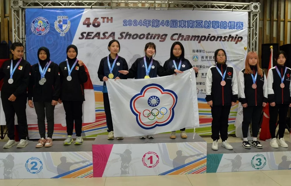 中華隊石孟庭/鄭晏晴/林冠紓在青少年組10公尺空氣手槍金牌。