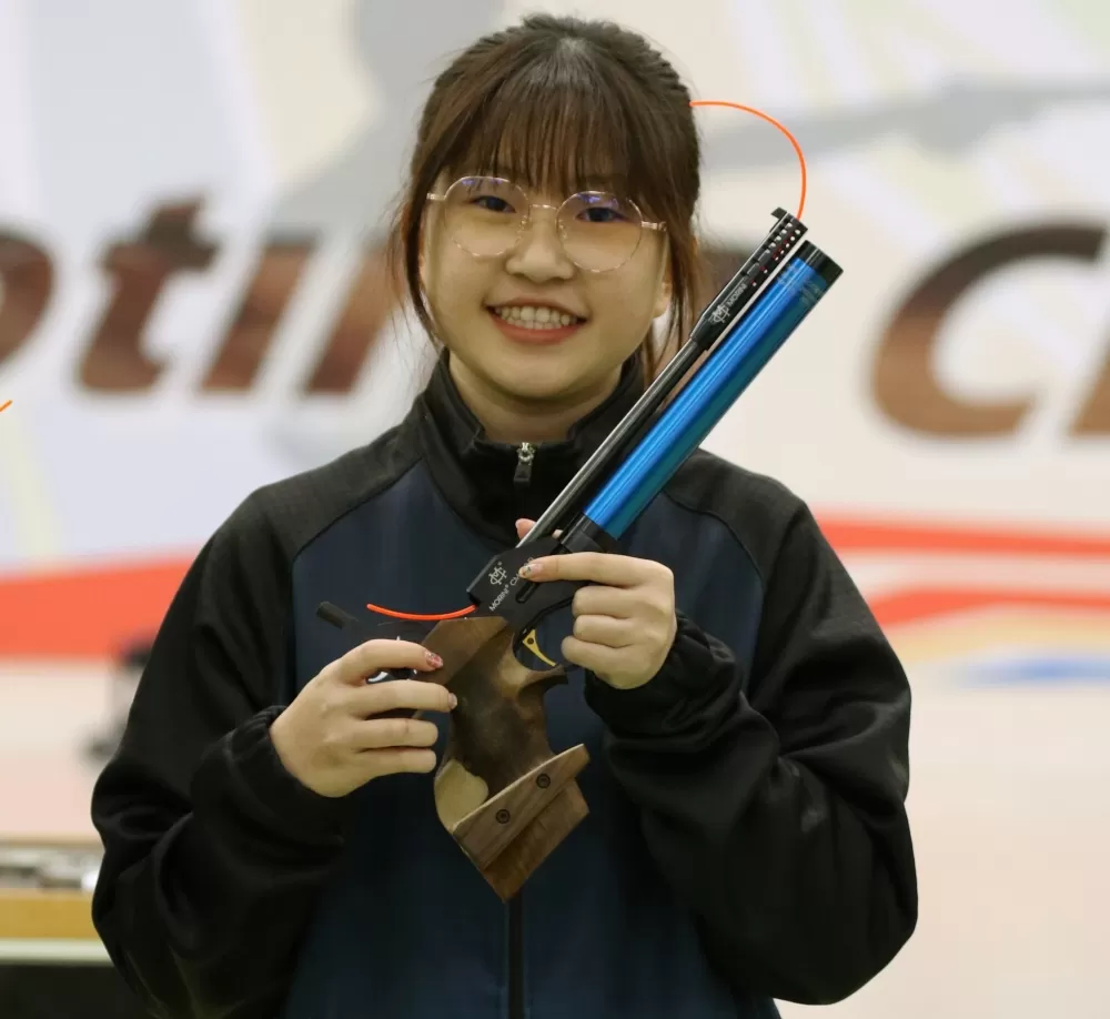 鄭晏晴在女子青少年組10公尺空氣手槍拿下金牌。