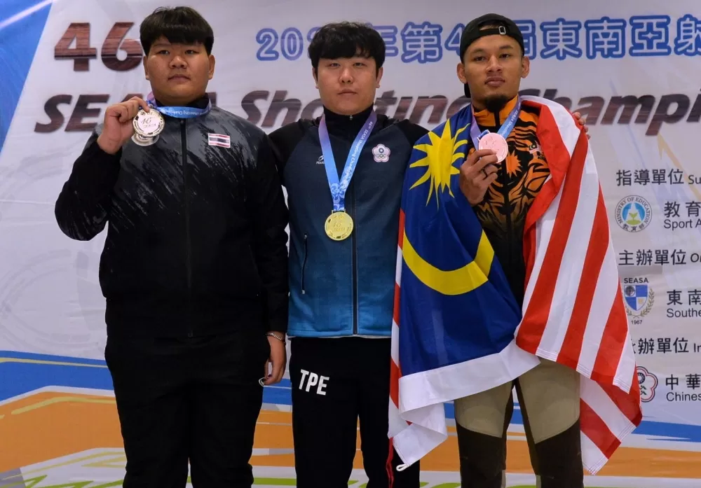 張潞(中)在男子10公尺空氣手槍拿下金牌。大會提供。下同。