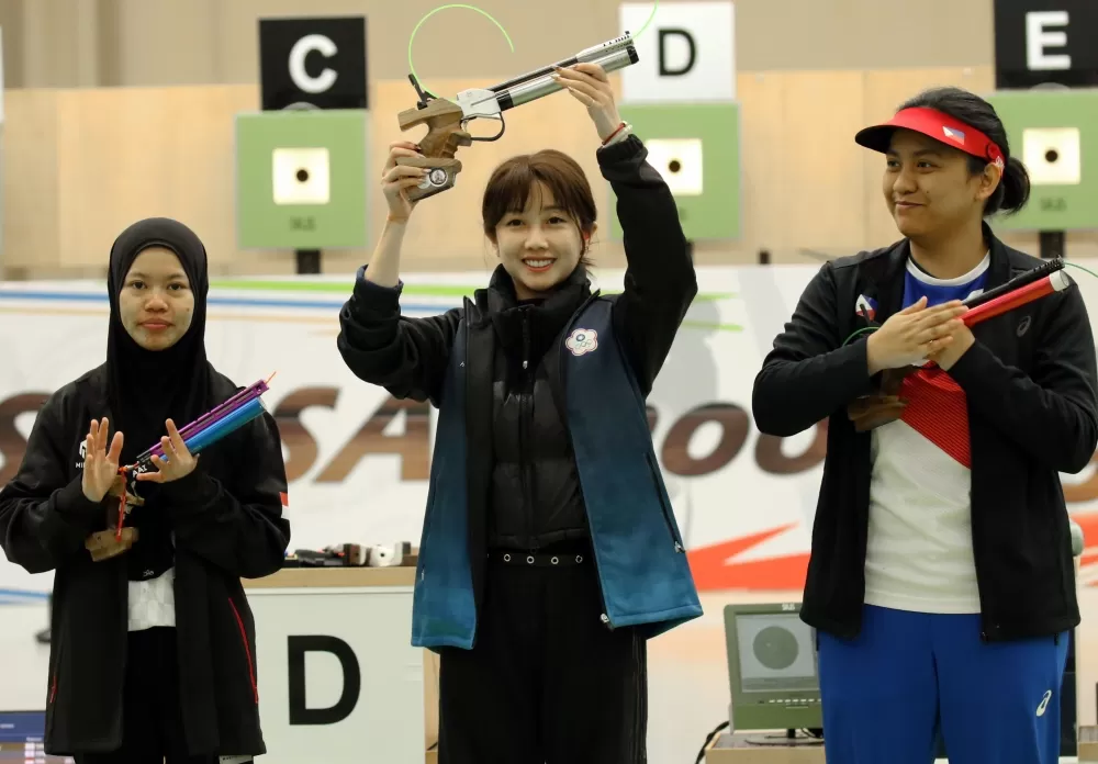 吳佳穎(中)在女子公尺空氣手槍拿下大會第一面金牌。大會提供。下同。