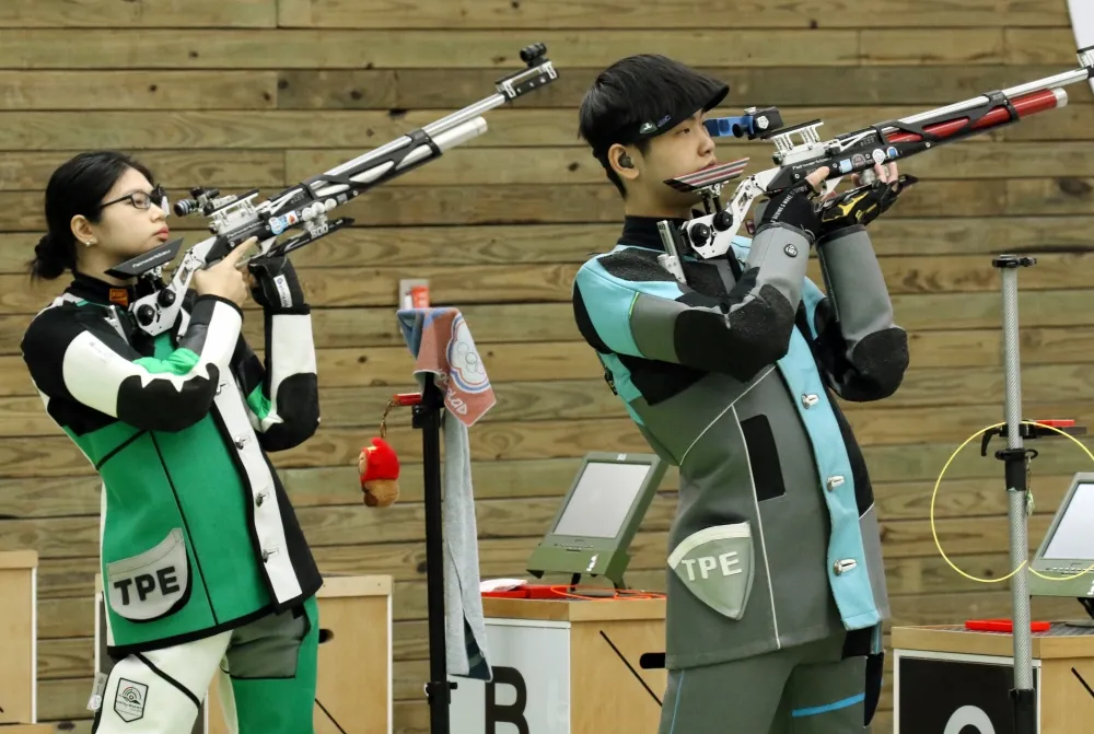 10公尺空氣步槍林穎欣(左) /陳建安最後關頭被超前落居銀牌。大會提供。下同。