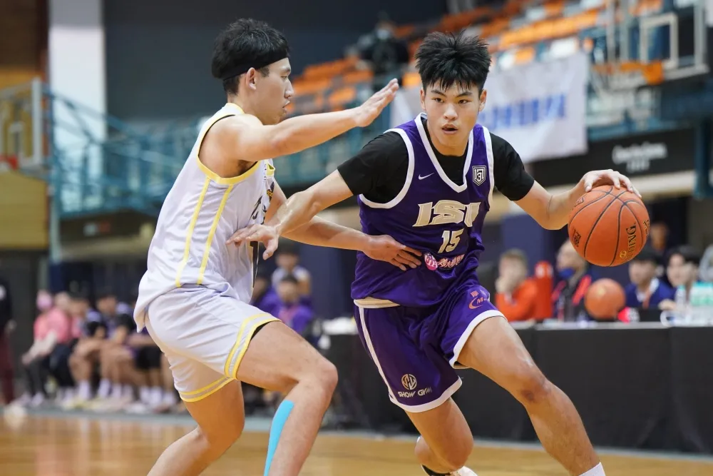 義守大學陳家銓(右)19分10籃板。