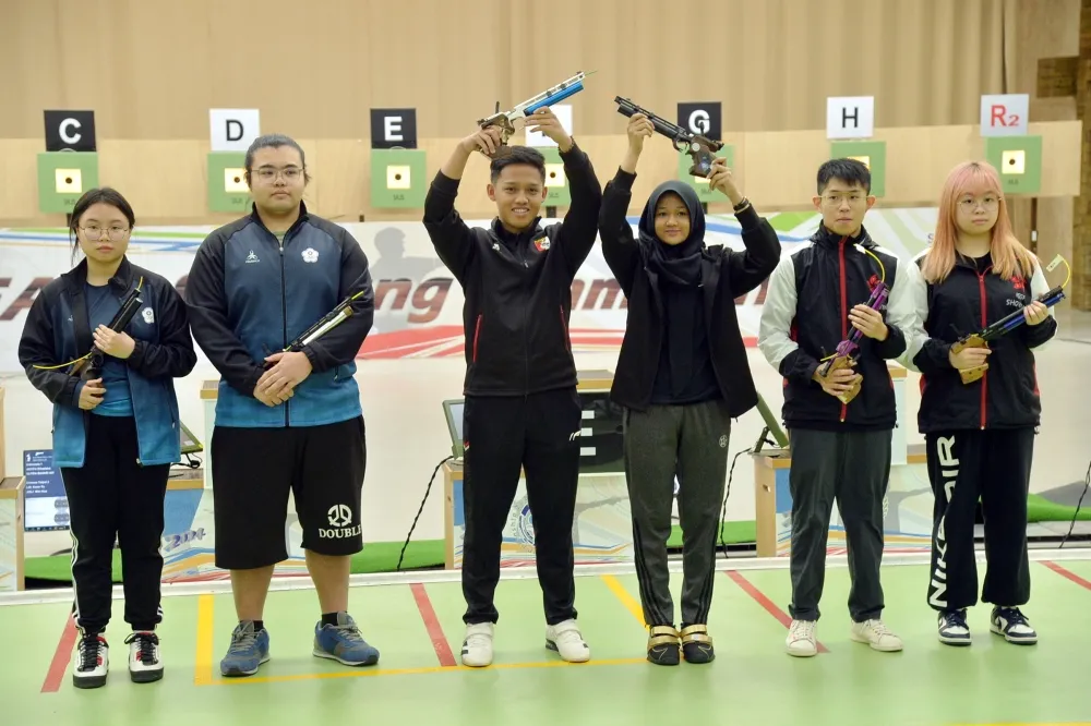 青少年組10公尺空氣手槍混雙印尼(中)拿下金牌，中華隊金利偉華／林冠妤(左)第二。大會提供。下同。