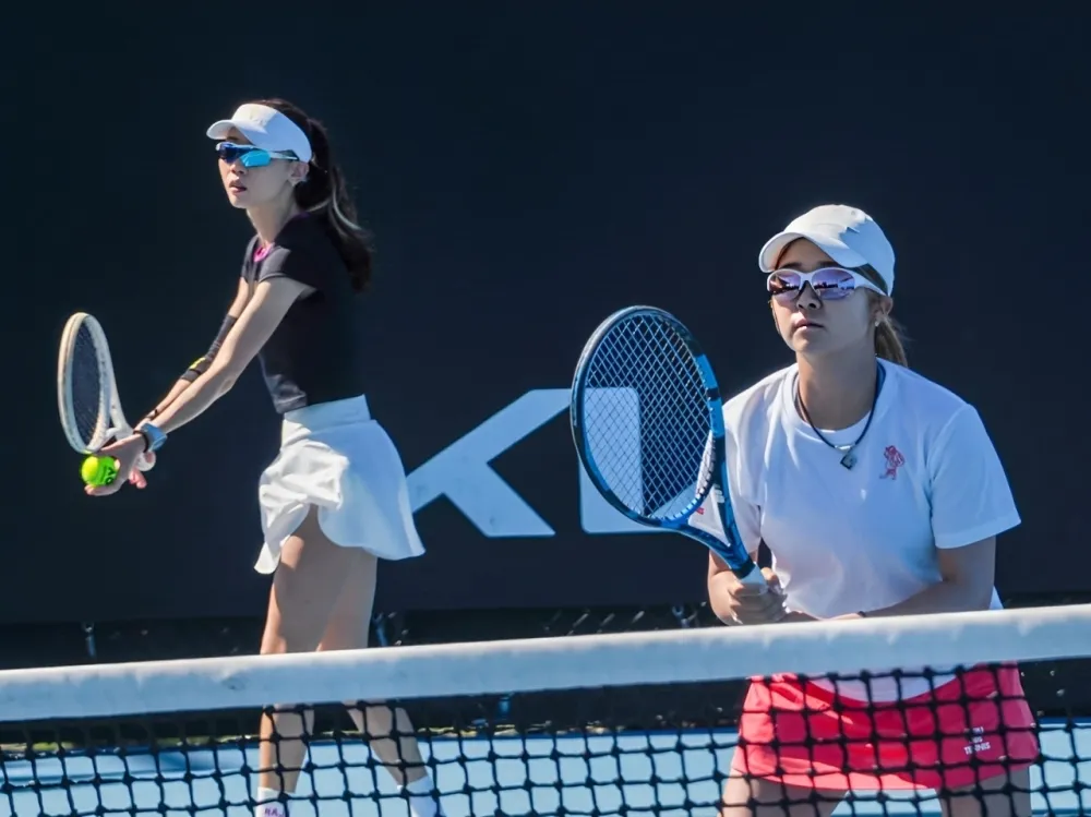 林家文(左)和日本菰方里菜聯手,在2025澳網聽障錦標賽女雙封后。蔡再基提供。