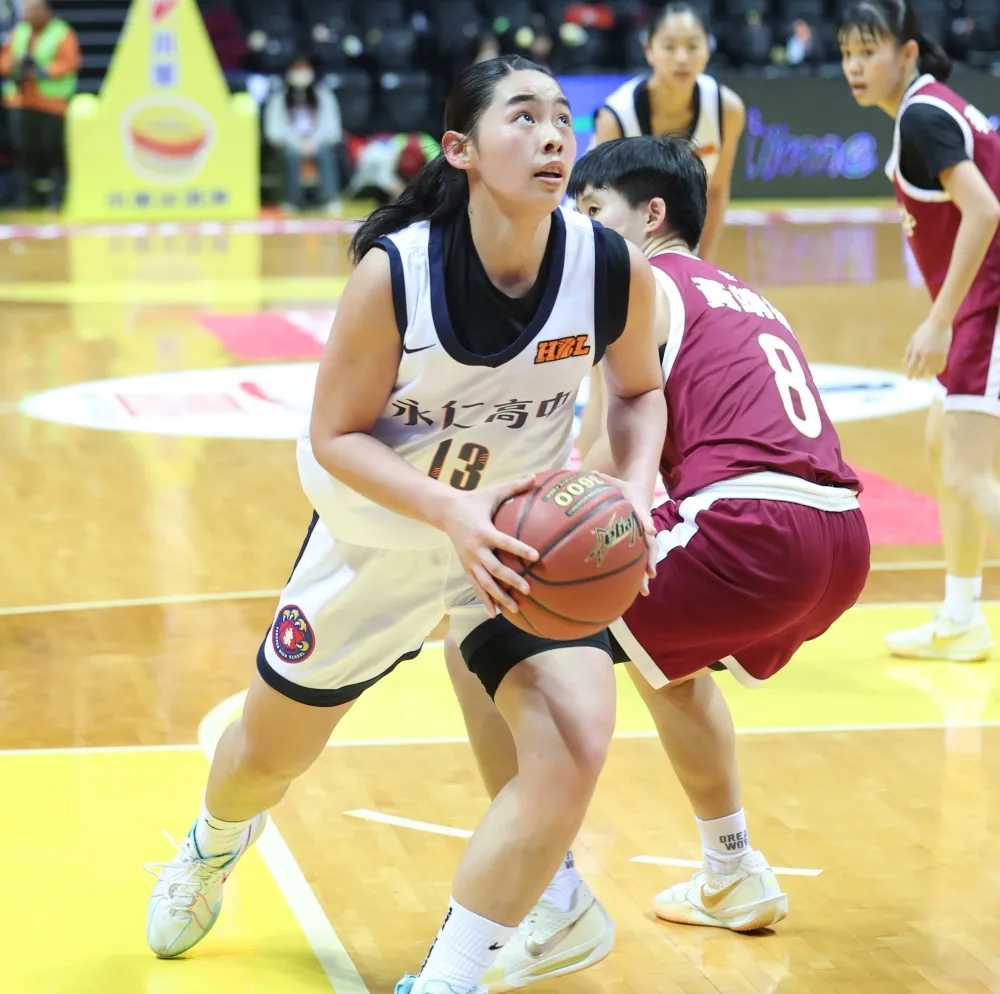 永仁菜鳥黃翊蓁新高31分扮「板凳暴徒」。