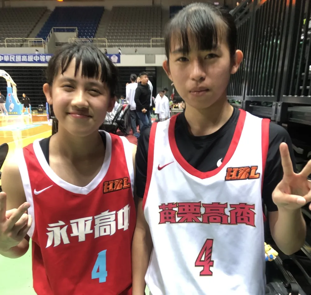 5年革命情感楊歆穎（左）、連凱琦惺惺相惜。