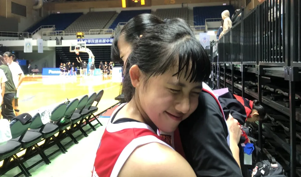 5年革命情感楊歆穎（左）、連凱琦比賽後互擁。