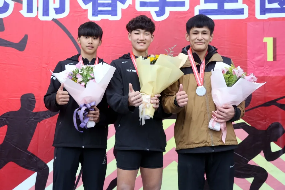 黃优弘(中)以4公尺87奪金破大會。林嘉欣／攝影。