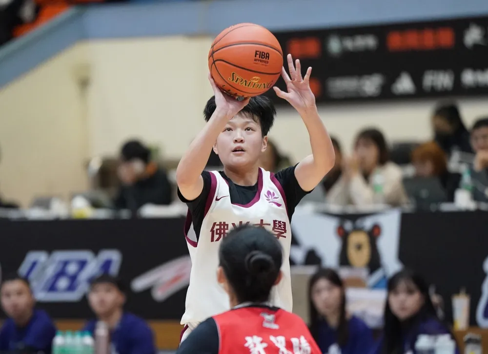 佛光連文鈴8分8籃板。