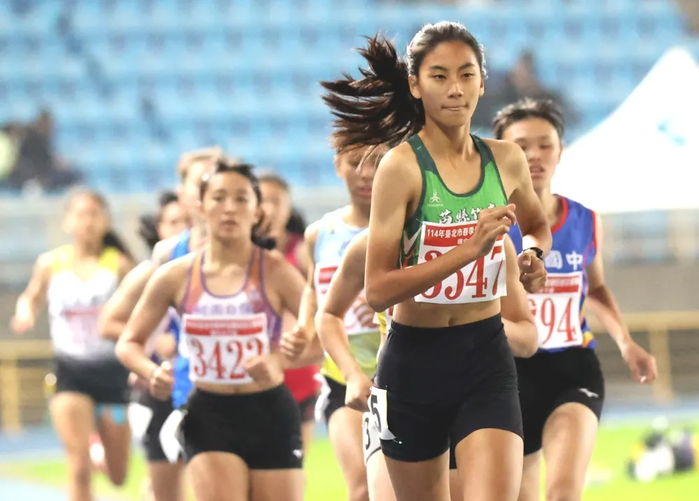 劉子渝(前)雙破大會奪雙金並達標U15世中運。林嘉欣／攝影。