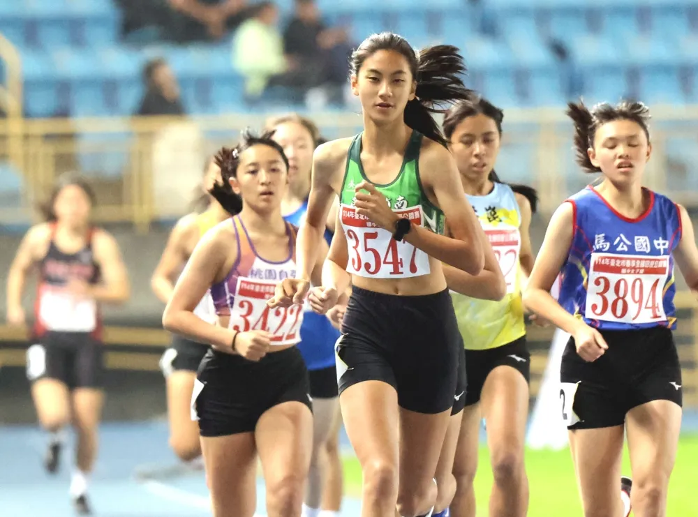 劉子渝雙破大會奪雙金並達標U15世中運。林嘉欣／攝影。