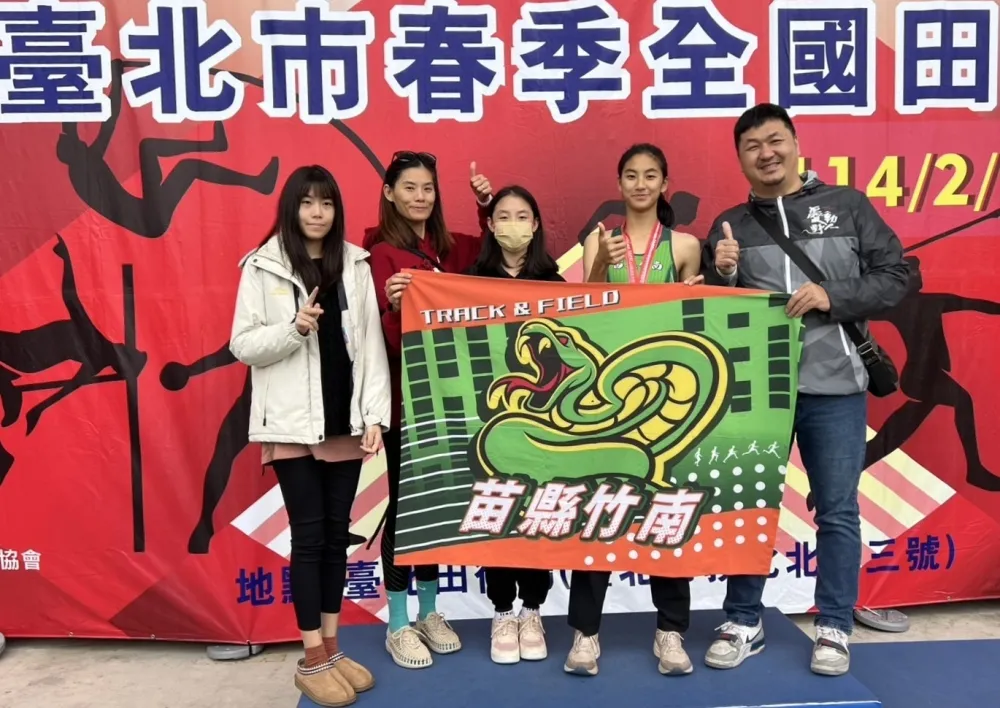 劉子渝(右二)全家都很高。林嘉欣／攝影。