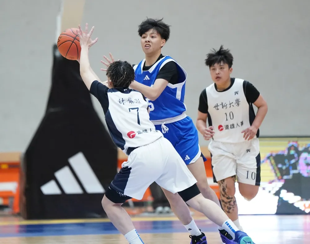 文化王逸汝（中）10分15籃板8助攻。