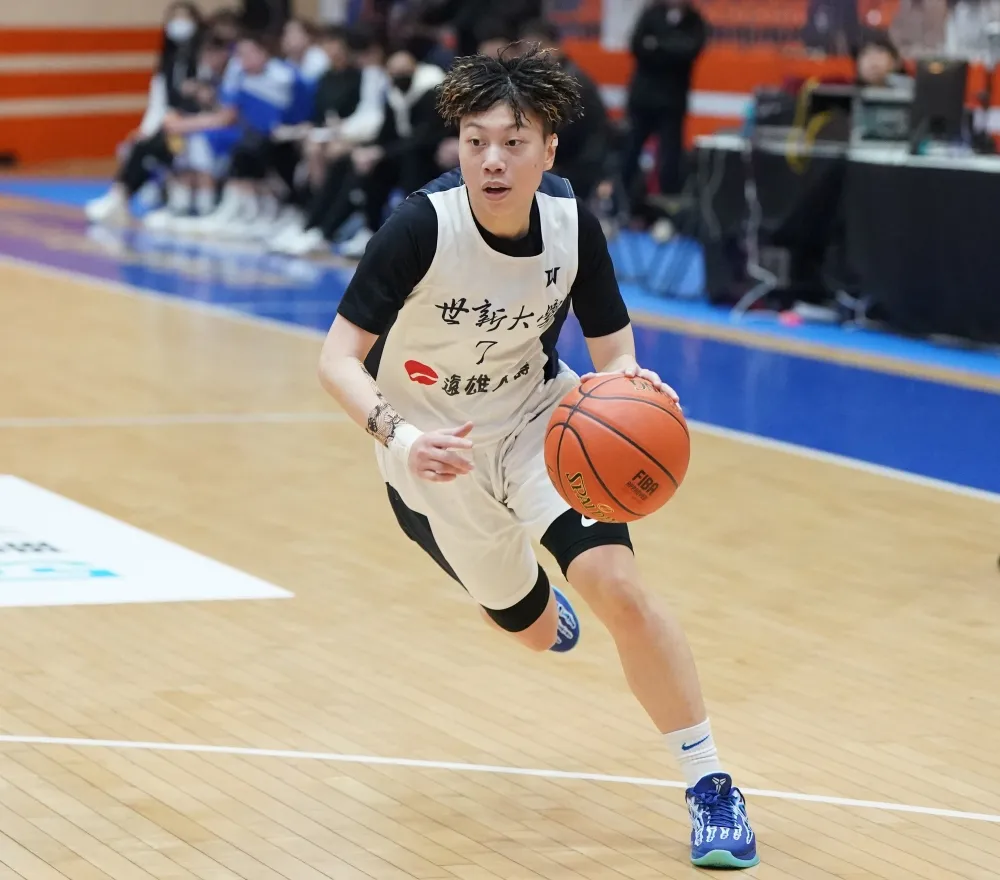 世新林紫彤全隊最高22分，送出5助攻。