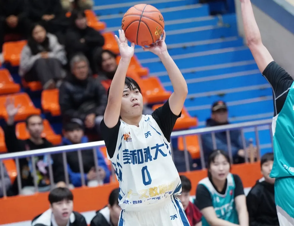 美和科大許可欣10籃板。