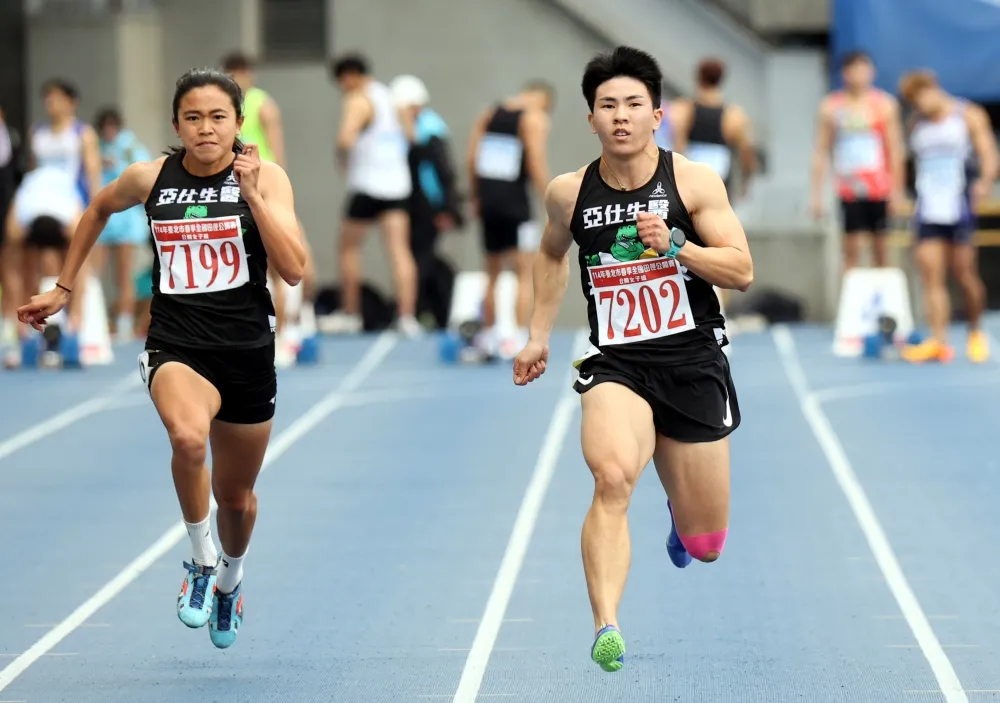 胡家蓁(右)在一百公尺打破懸22年紀錄首達亞培。林嘉欣／攝影。