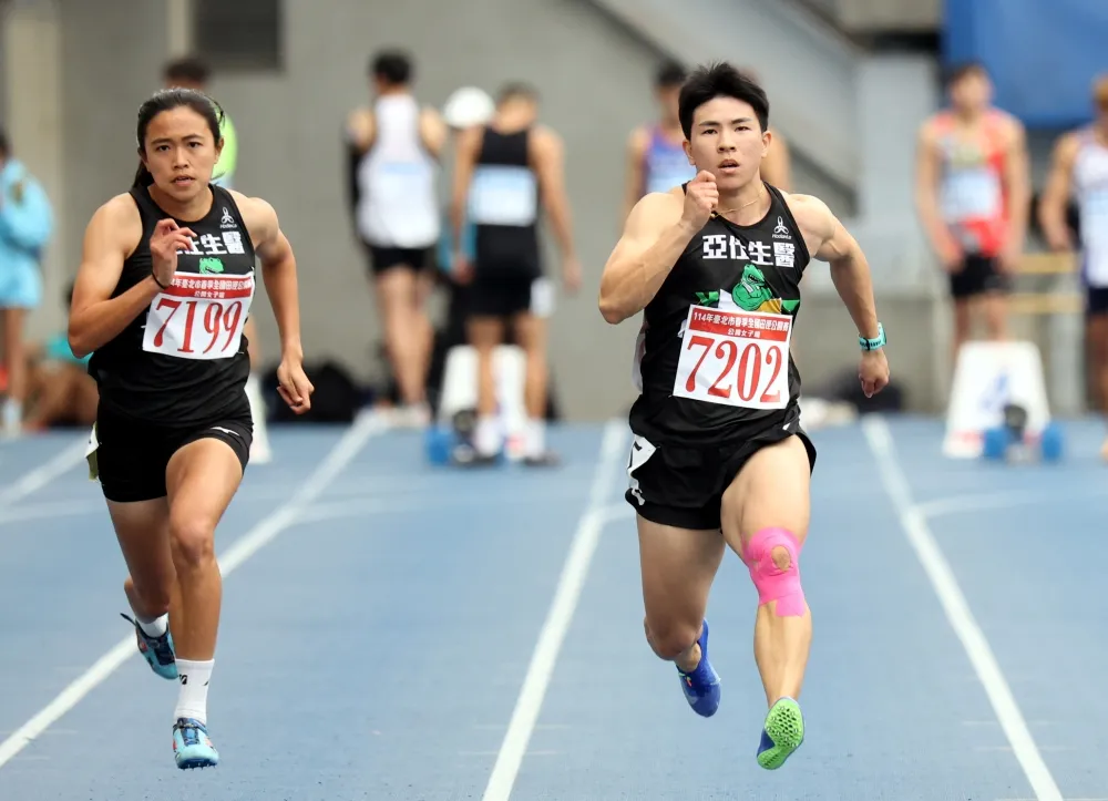 胡家蓁(右)在一百公尺打破懸22年紀錄首達亞培。林嘉欣／攝影。