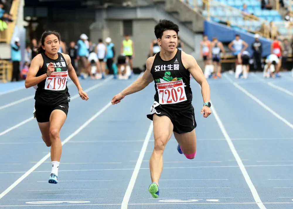 胡家蓁(右)在一百公尺打破懸22年紀錄首達亞培。林嘉欣／攝影。