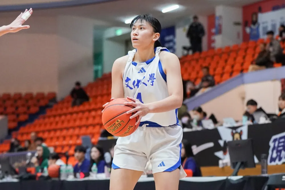 文化大學鄭慧慈12籃板4助攻。
