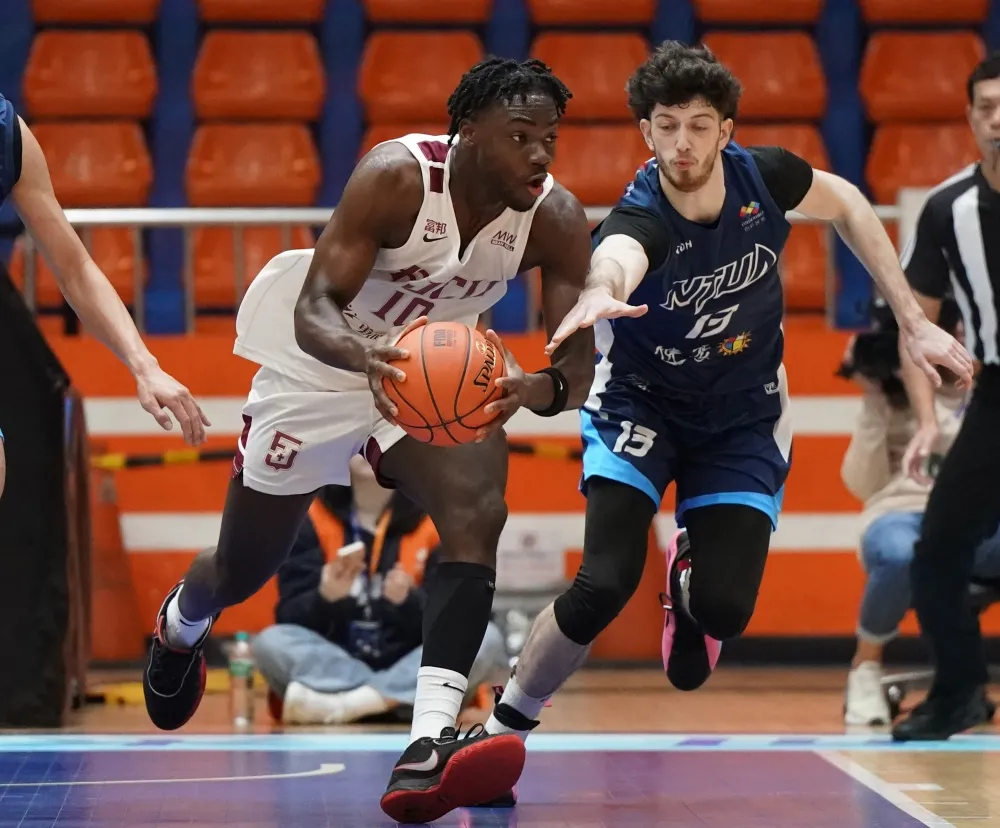 輔大凱德爾（左）全場最高25分，另有8籃板5抄截。