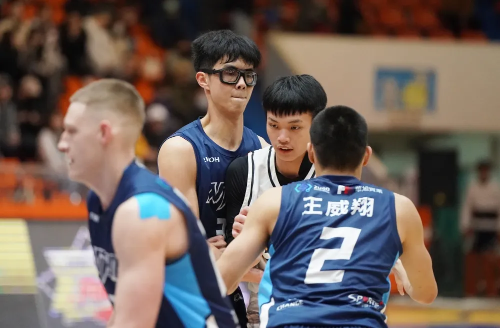 臺藝中鋒張翌鋒（後左）卡位，本場攻得11分8籃板。