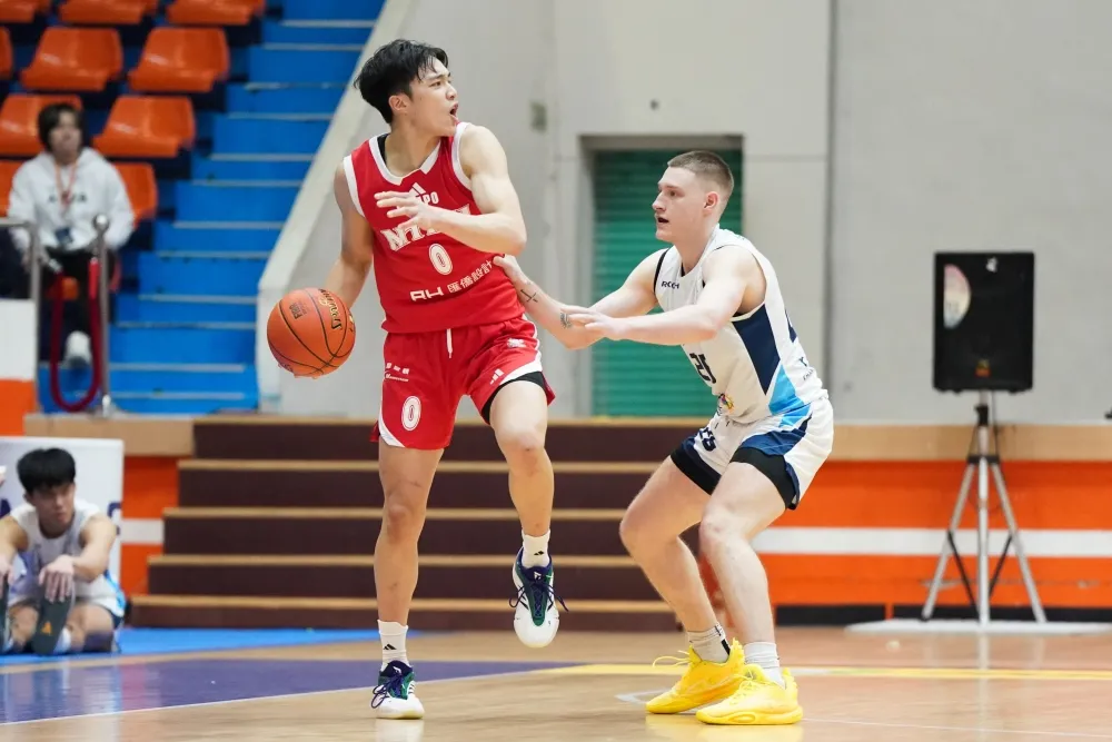 臺灣師大林韋愷(左)與高中同學臺灣藝大喬納森同台對決。