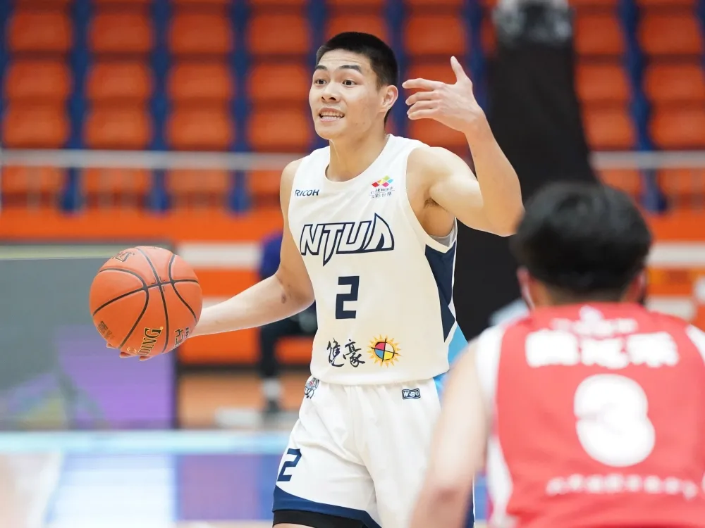 臺灣藝大王威翔10分14籃板，UBA個人首度得分籃板雙十演出。