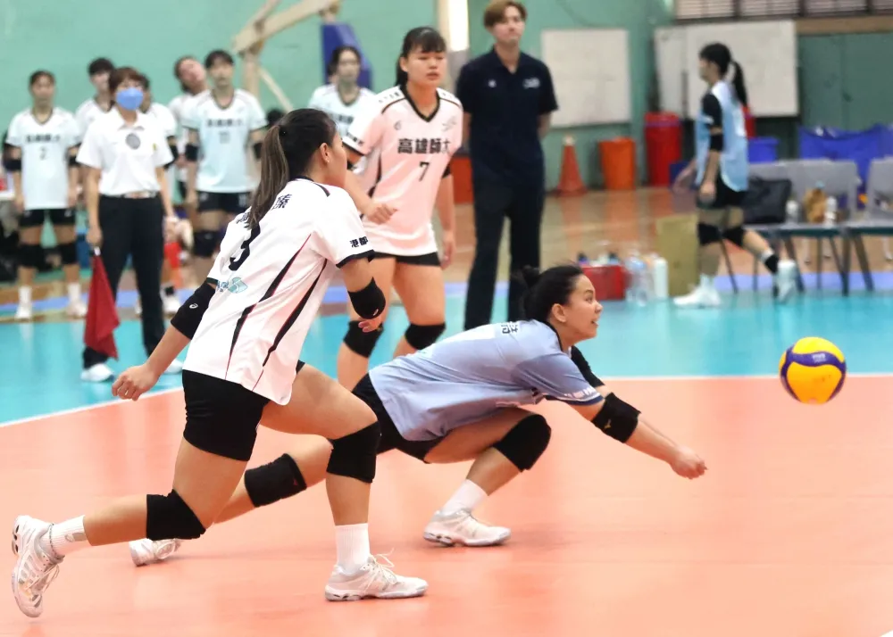 高雄師大奮力救球。林嘉欣／攝影。