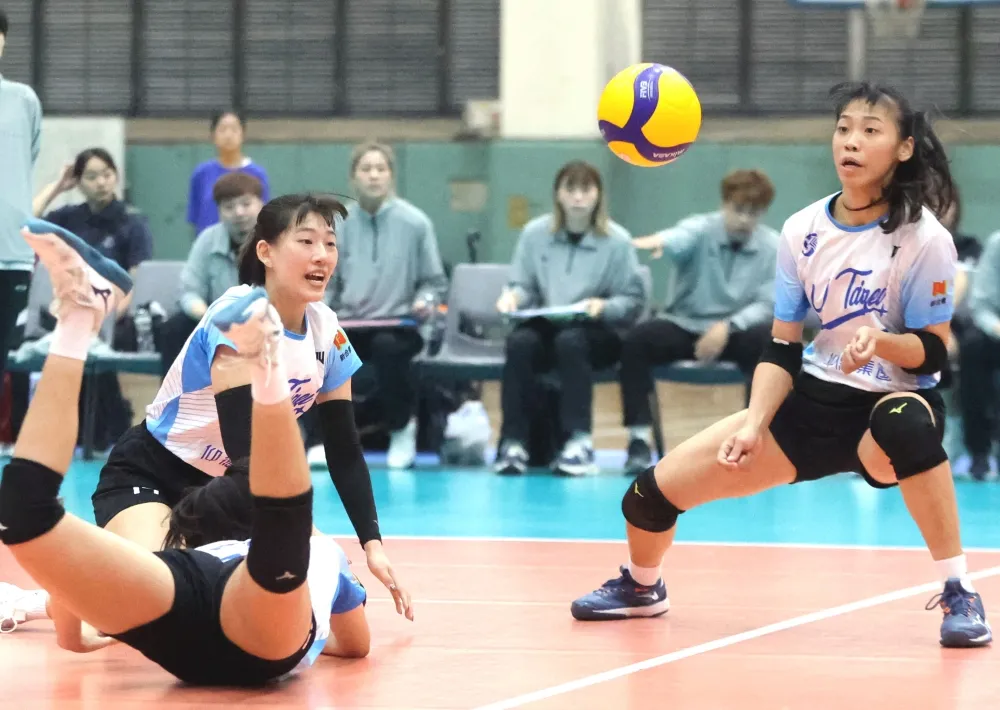 奮力救球的臺北市大林良黛(右)得13分，率隊8連勝率先晉四。林嘉欣／攝影。