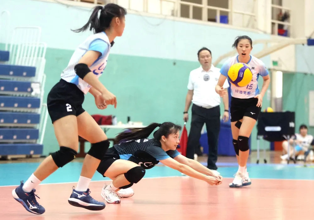 北市大奮力救下險球。林嘉欣／攝影。