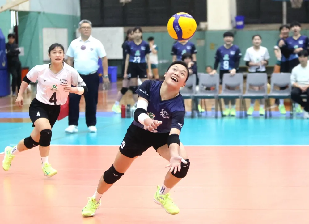 臺灣師大奮力救球。林嘉欣／攝影。