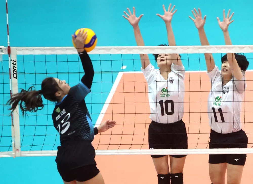 臺師(攔網者)3：2逆轉勝北市大。林嘉欣／攝影。