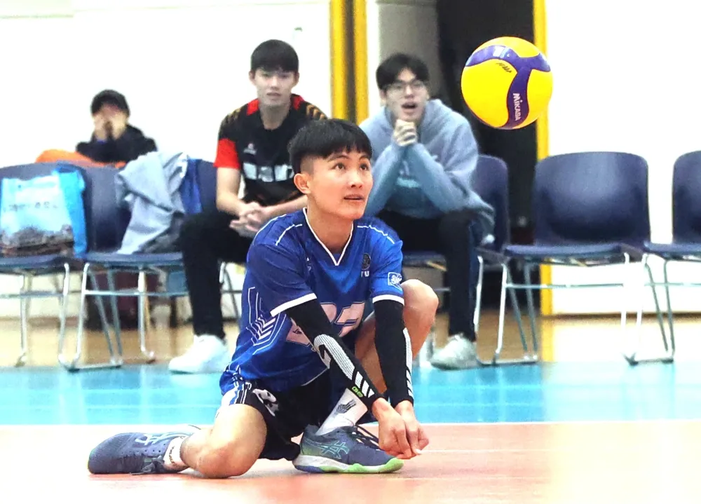 臺灣體大救球。林嘉欣/攝影。