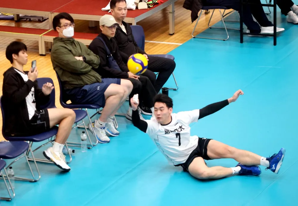 陽明交大菜鳥周宏駿奮力救下險球。林嘉欣/攝影。