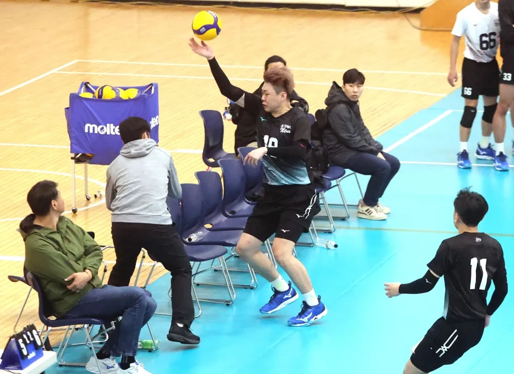 臺師洪榮發奮力救險球。林嘉欣/攝影。