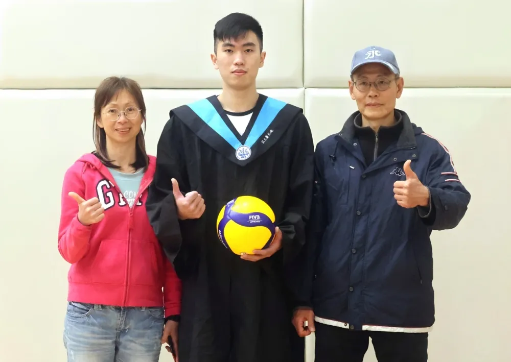 陽明交大蕭宜正和雙親。林嘉欣/攝影。