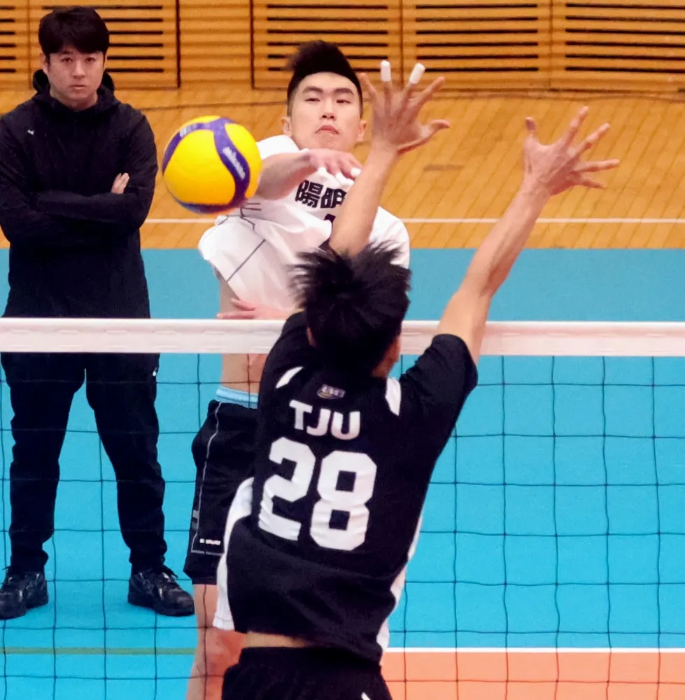 陽明交大蕭宜正攻擊成功。林嘉欣/攝影。