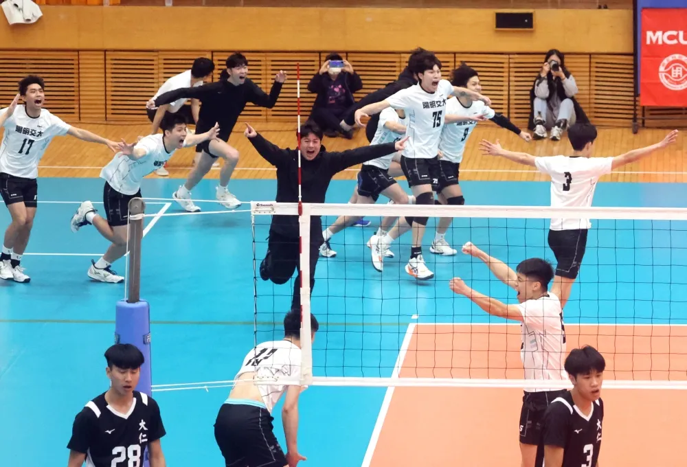 陽明交大直落三勝大仁科大嗨到不行。林嘉欣/攝影。