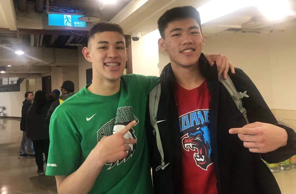 松山查傑與光復謝昀達賽後惺惺相惜。