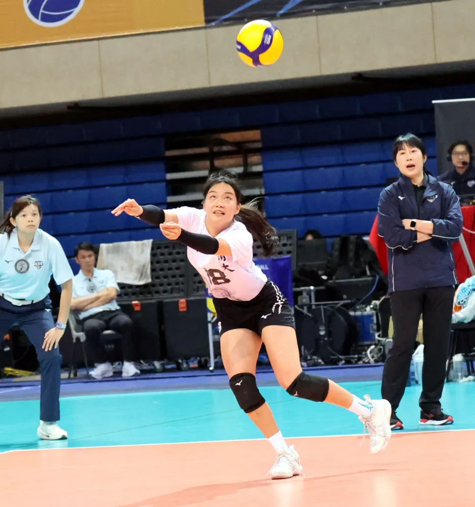 清大救球。林嘉欣/攝影。